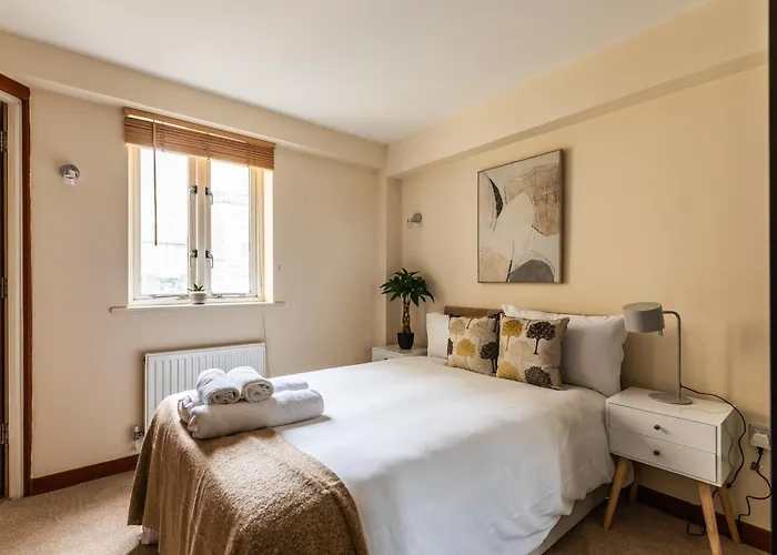 St George's W Private Parking By The Harbour