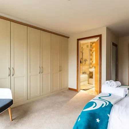 St George's W Private Parking By The Harbour *