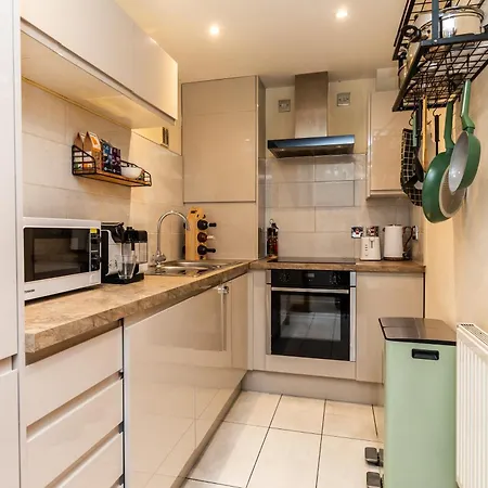 St George's W Private Parking By The Harbour * Бристоль